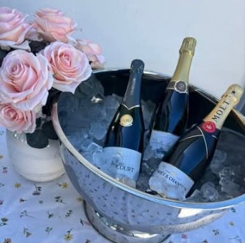 Champagne i kølekar med roser