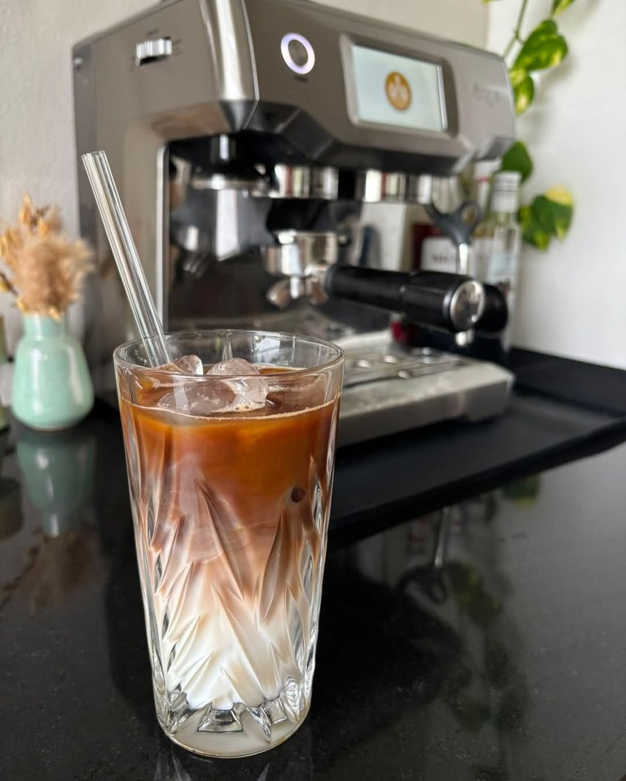 Iskaffe med klare isterninger