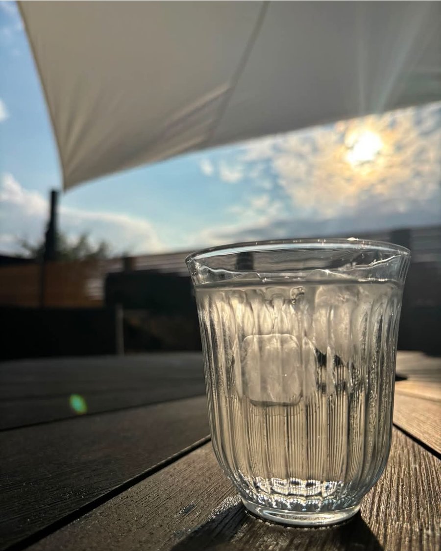 Isvand i sommersolen